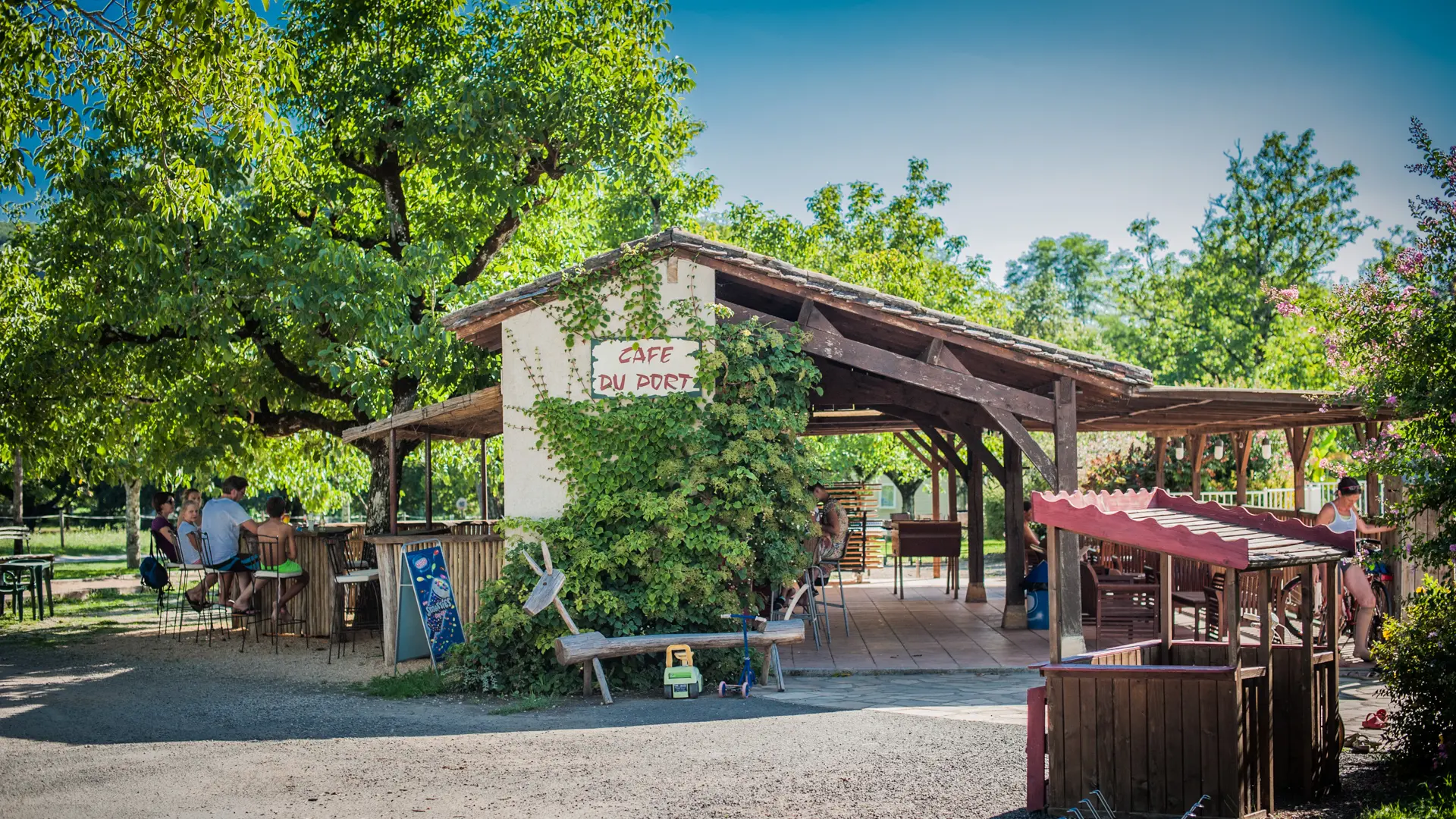 Bar du camping du Port à Creysse_08 © Lot Tourisme - C. ORY