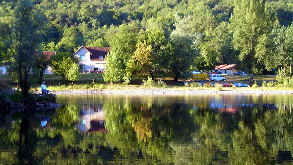 La base de Mézels vue de l'autre rive