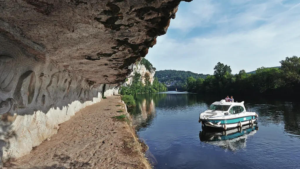 Bateau a cote du chemin de halage taille dans la roche © Lot Navigation