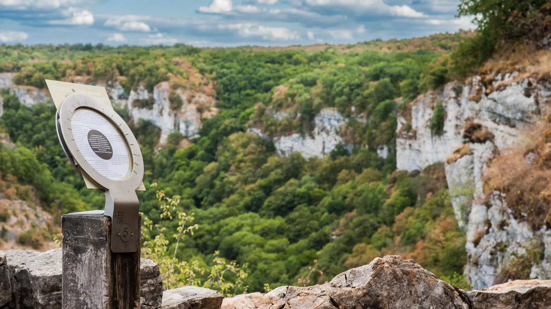 Entre Gramat et Rocamadour - Belvédère avec vue sur le Canyonn de l'Alzou © Lot Tourisme - C. ORY