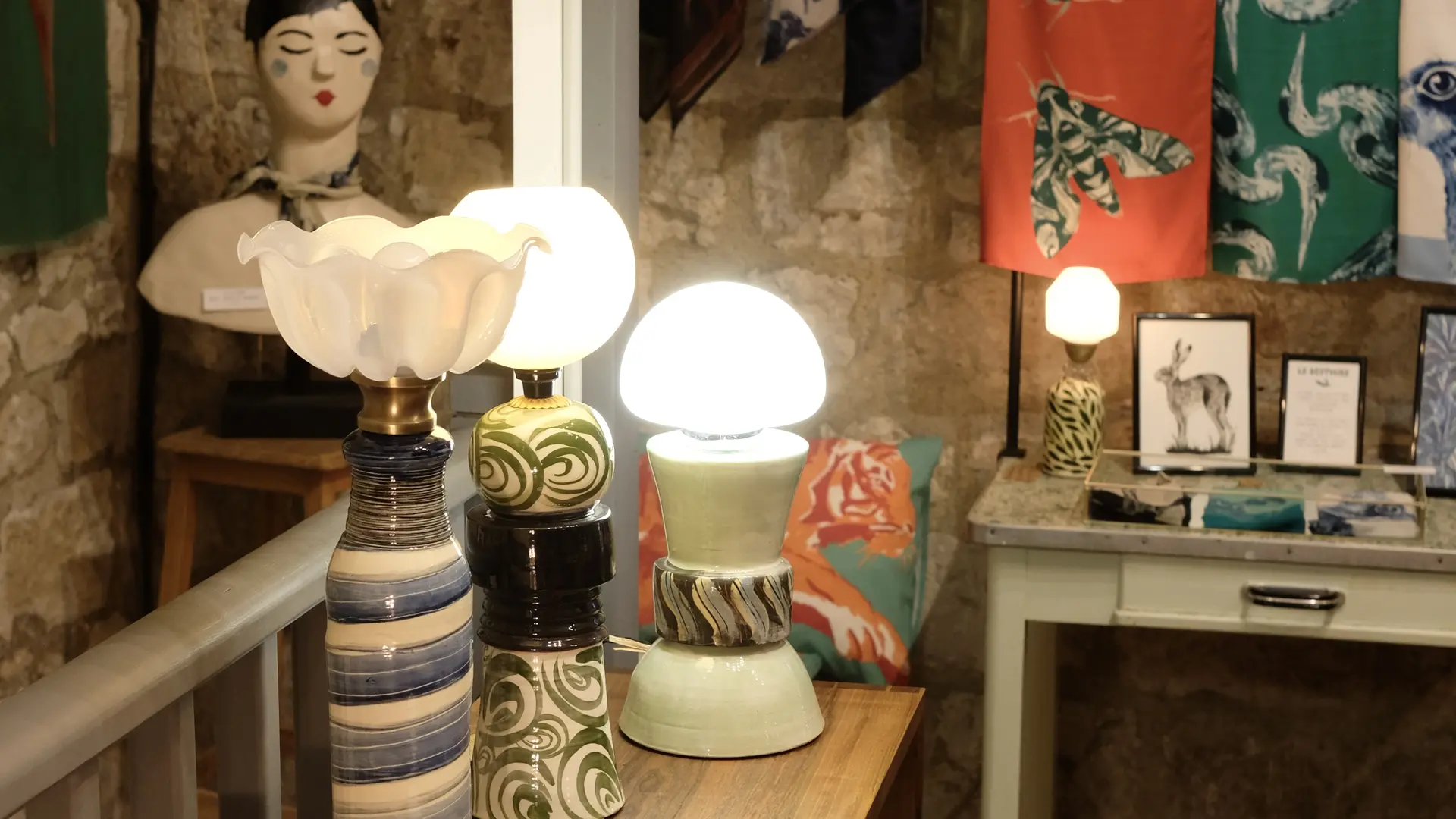 Mais aussi des meubles d'ébéniste, les lampes et autres objets de décoration