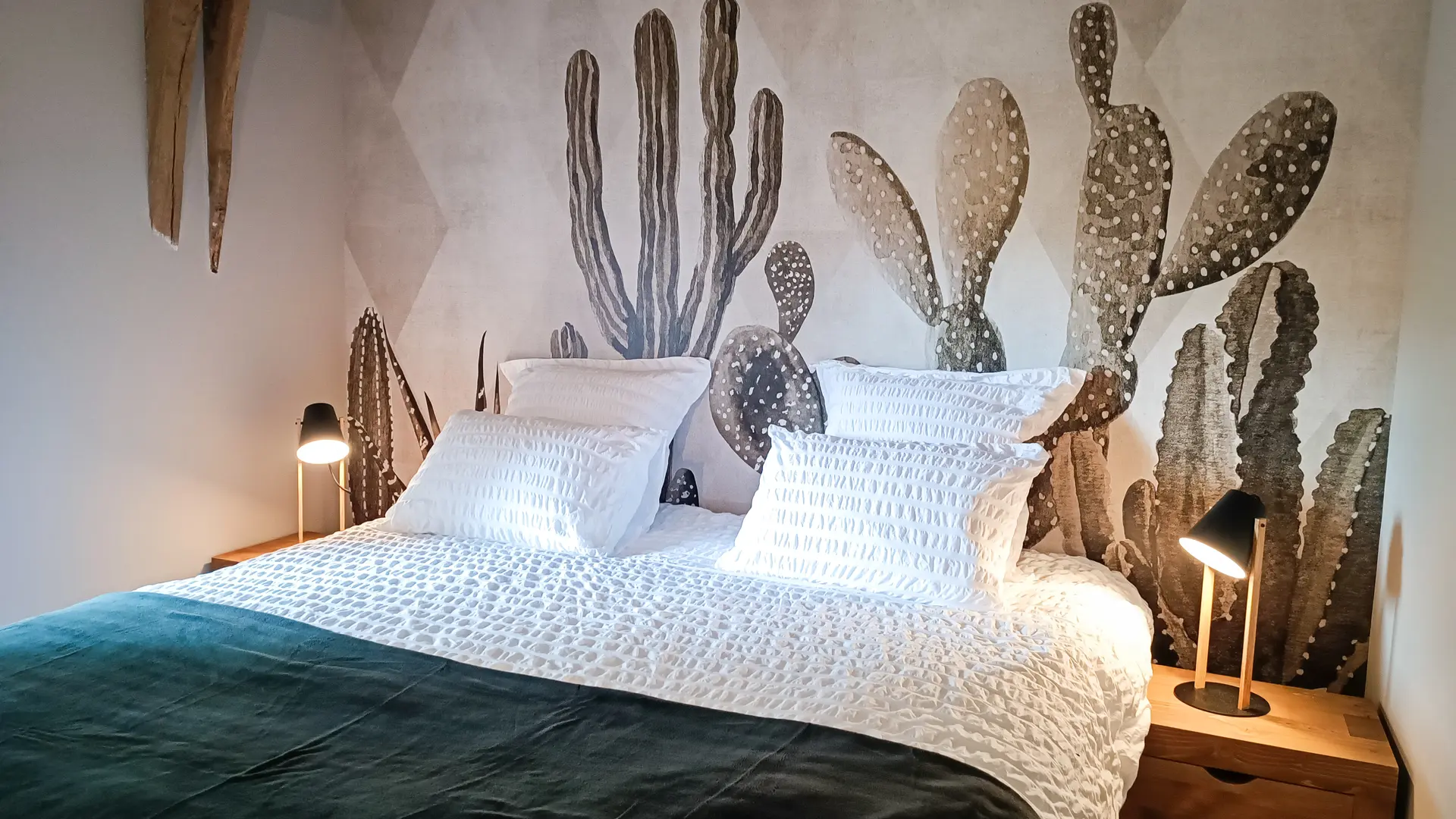 CHAMBRE AVEC DRESSING ET TV AU 1ER ETAGE LIT EN 180