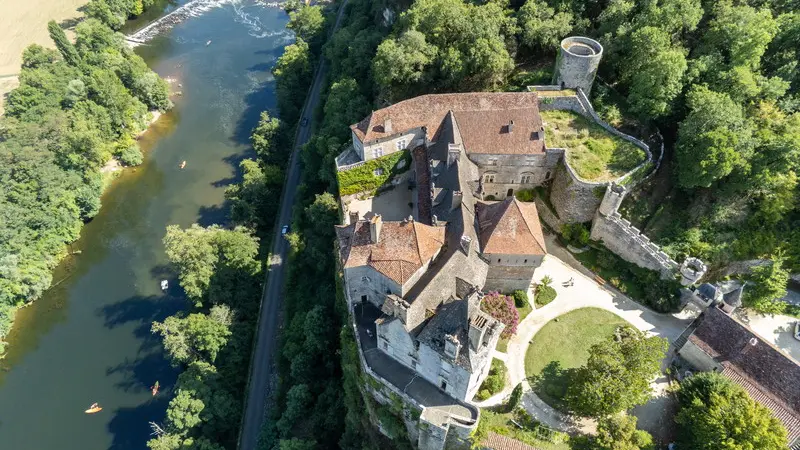 Vue aérienne du Château de Cénevières