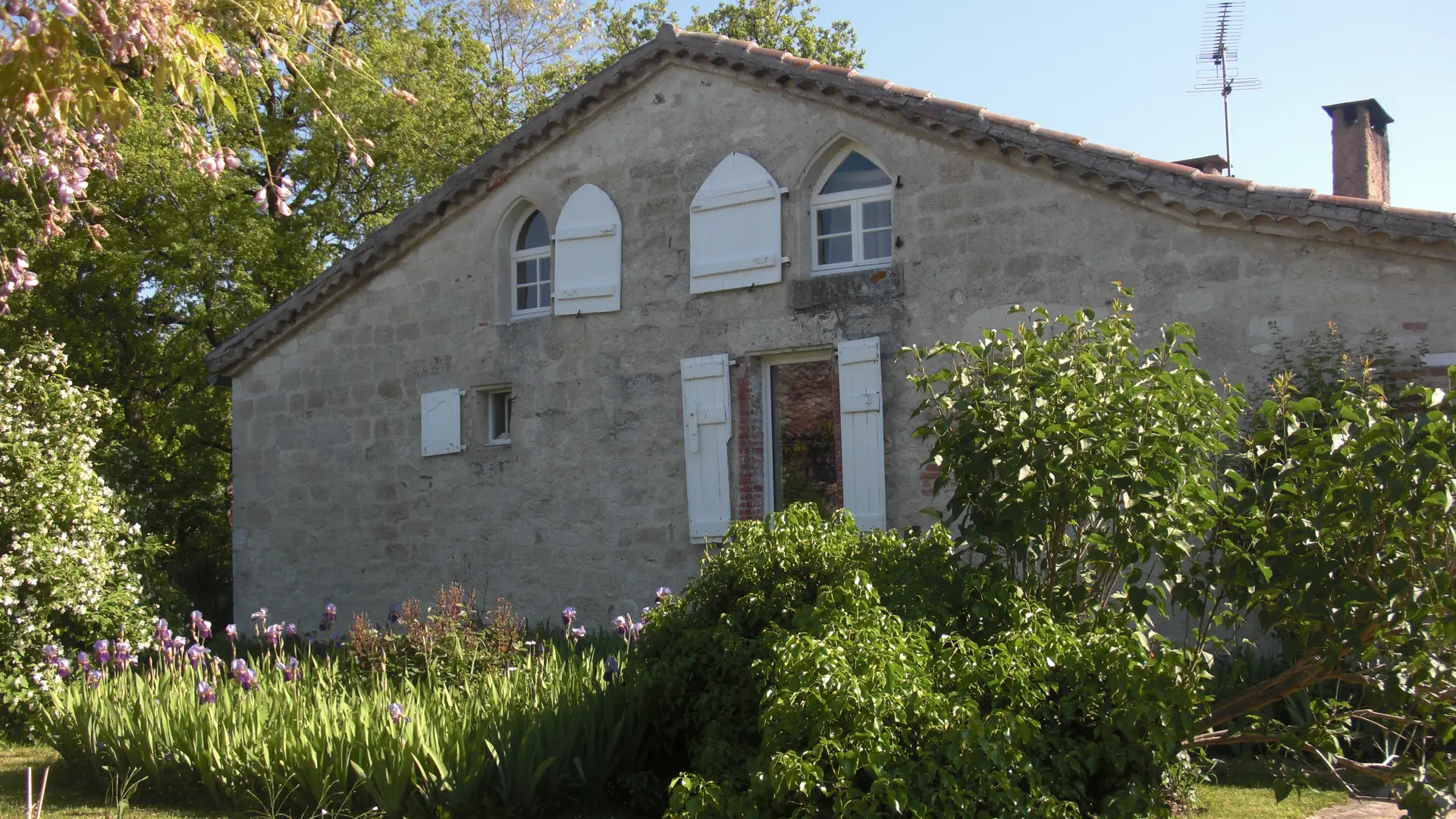 maison  face sud  , côté cours