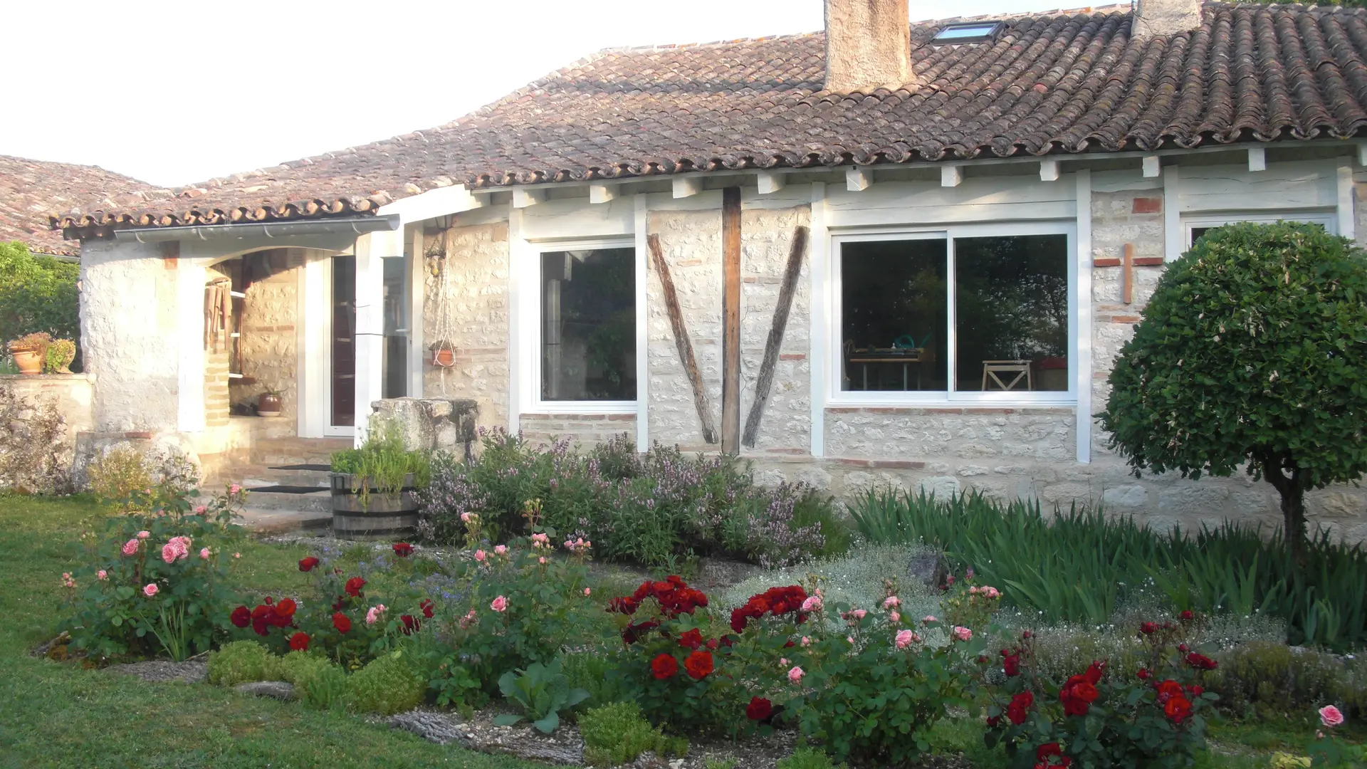 maison face est et entrée de la maison devant le grand jardin d'agrément