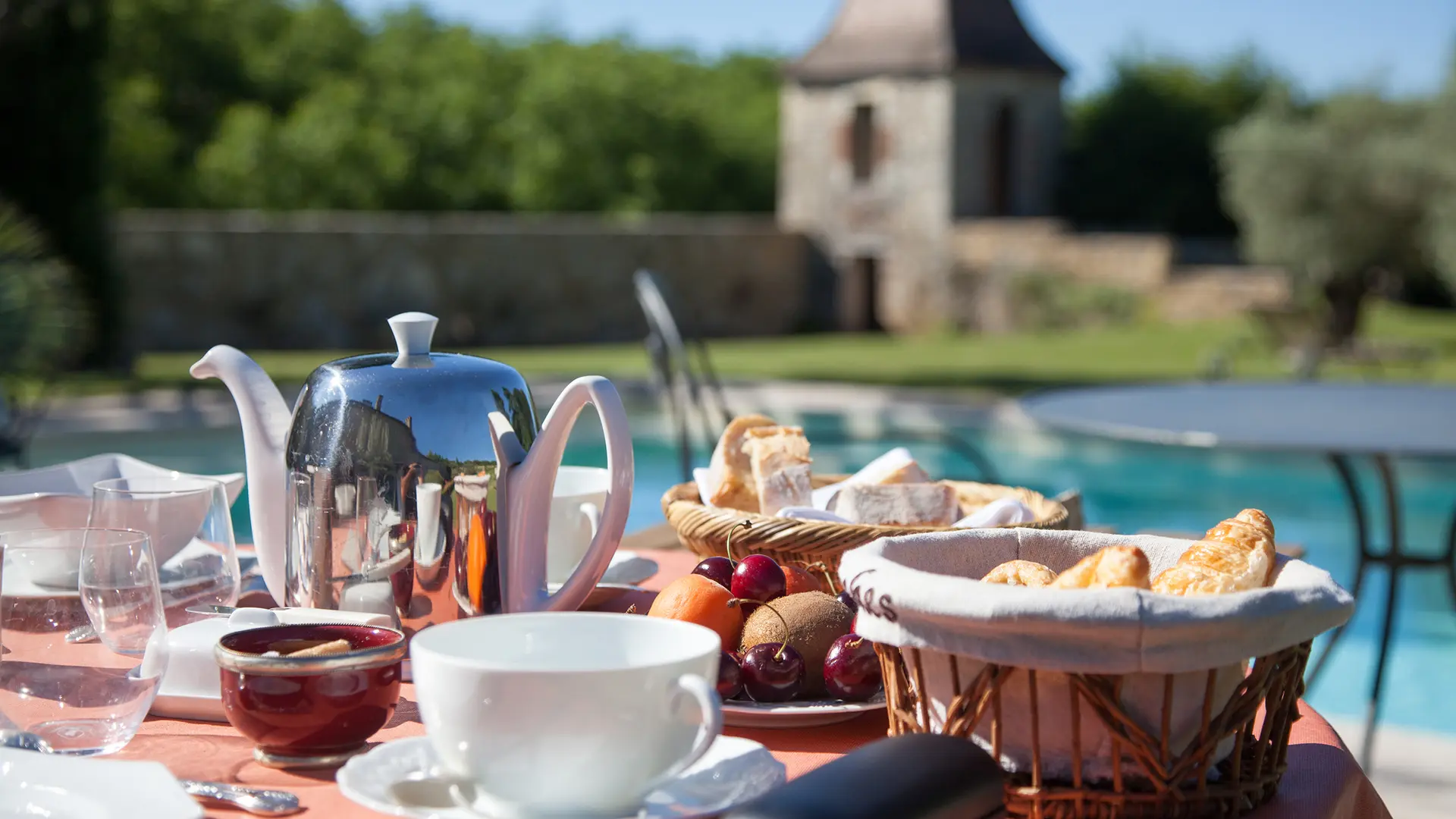 petits déjeuners buffet sur la terrasse ou dans le salon des hôtes