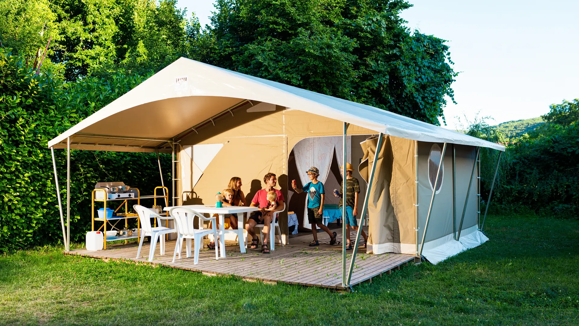 Avec une terrasse abritée et tout équipée