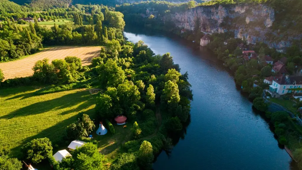 Dans un cadre magnifique en bord de rivière