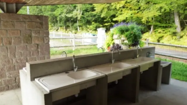 Camping-Municipal-la-Croix-de-Brunal-St-Martin-la-Meanne-bloc-sanitaire-