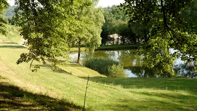 Camping-le-Castagnol-Sousceyrac--vue-sur-le-lac