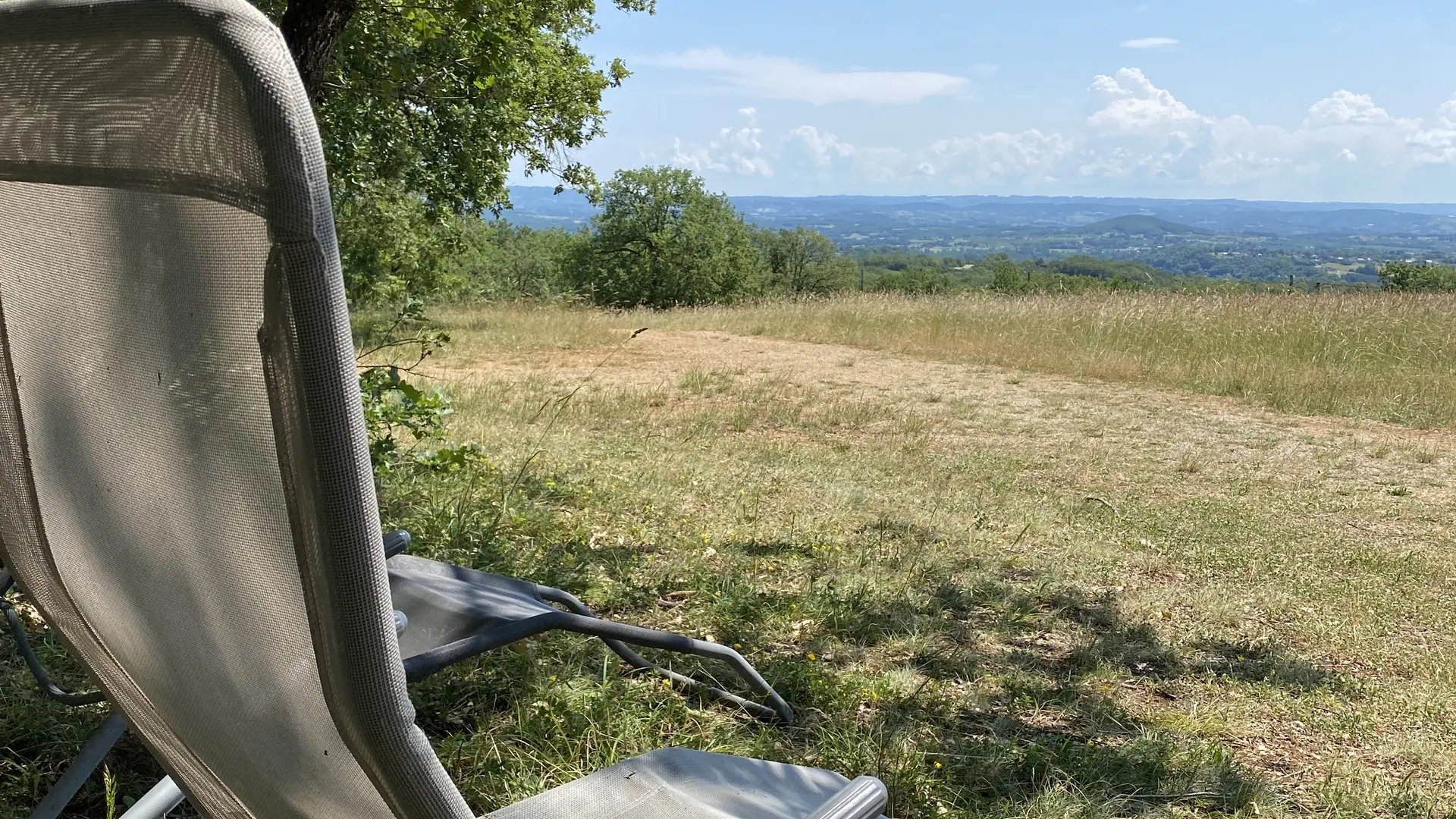 Camping_les_terres_hautes_extérieur_chaise_longue