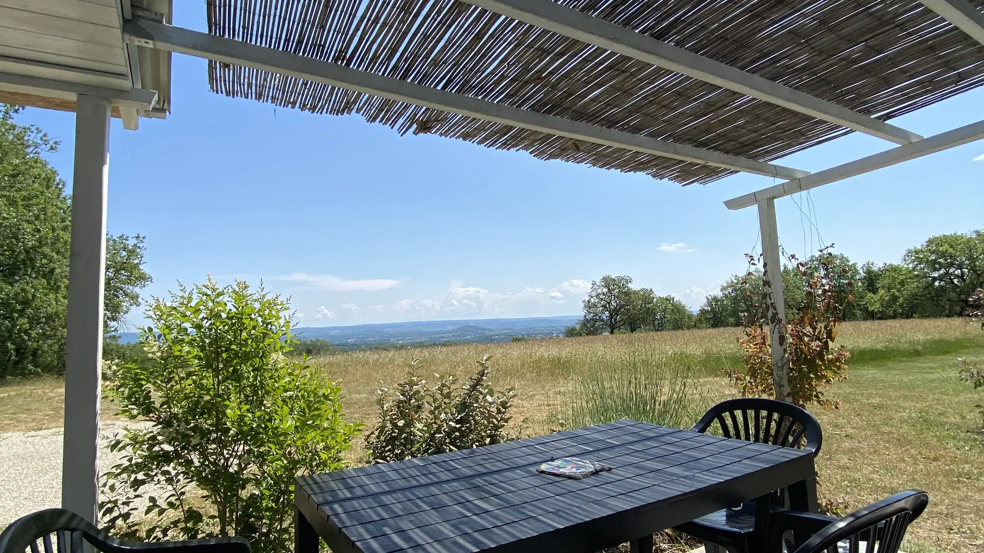 Camping_les_terres_hautes_salon_ombragé3