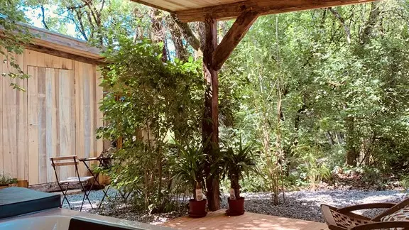 Cabane insolite avec spa sous pavillon et vue cabane