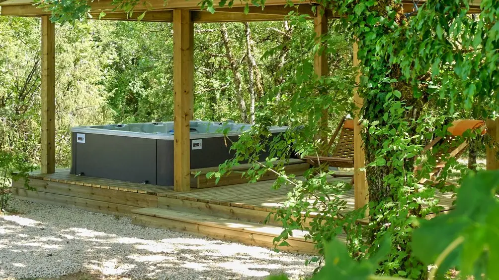 Cazelle spa jacuzzi sous pavillon d'été