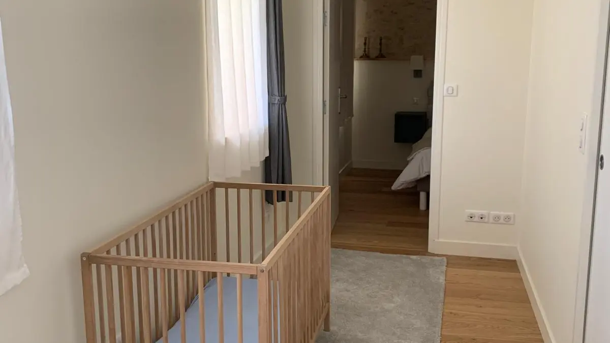 Couloir chambre 6 avec lit bébé