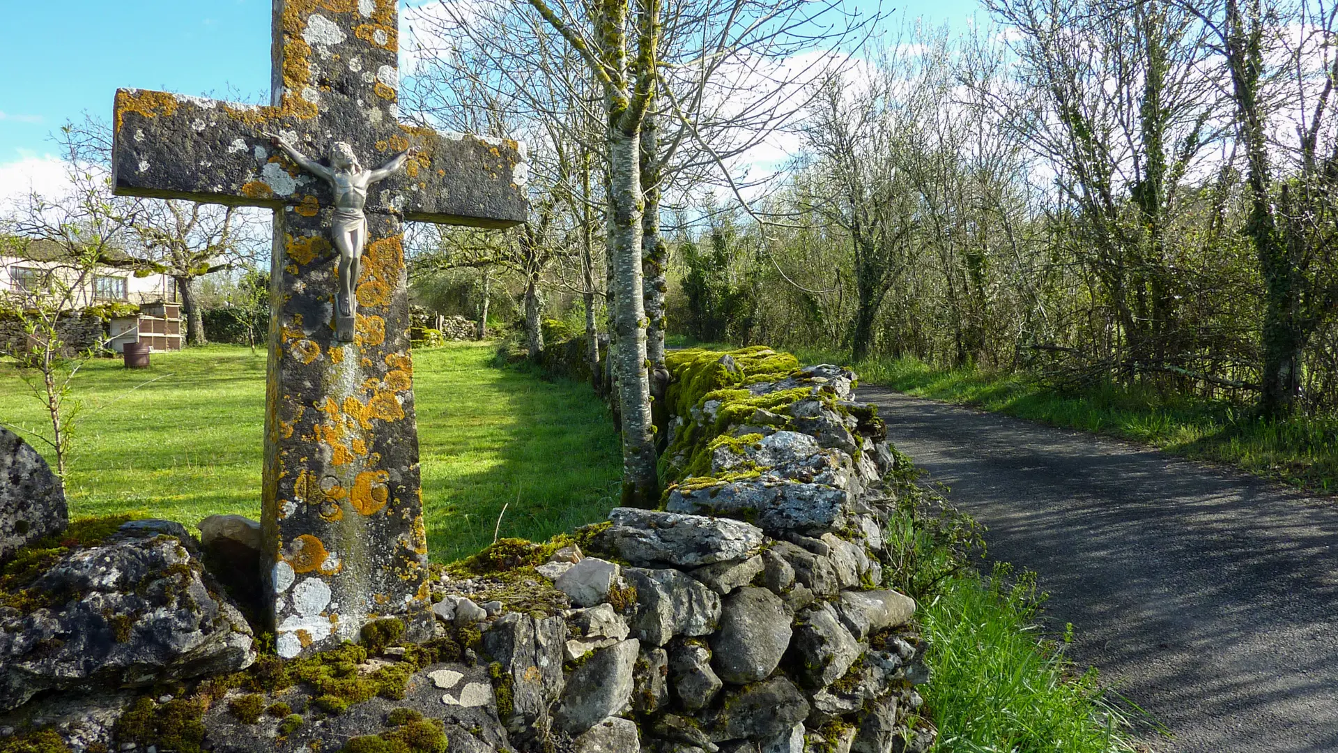Calvaire d'Escabasse sur muret de pierres sèches © Lot Tourisme - C. Sanchez