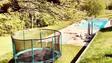 Piscine et trampoline