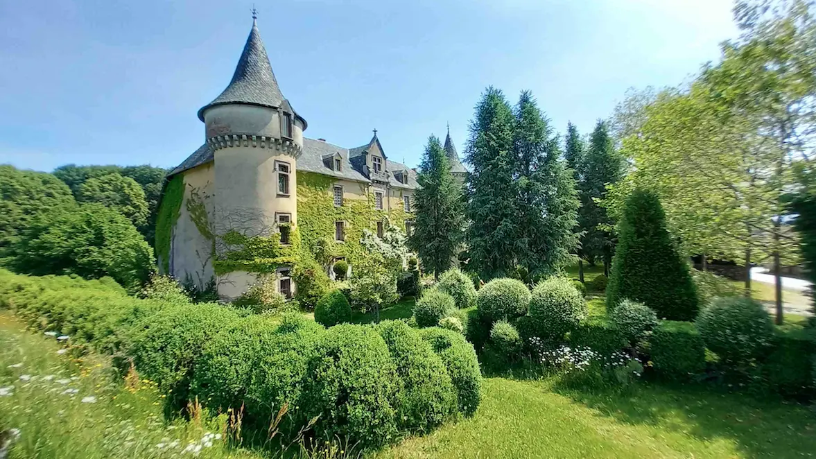 Le Château de Bessonies dans son écrin de topiaires