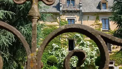 Château de Bessonies, à la grille du parc