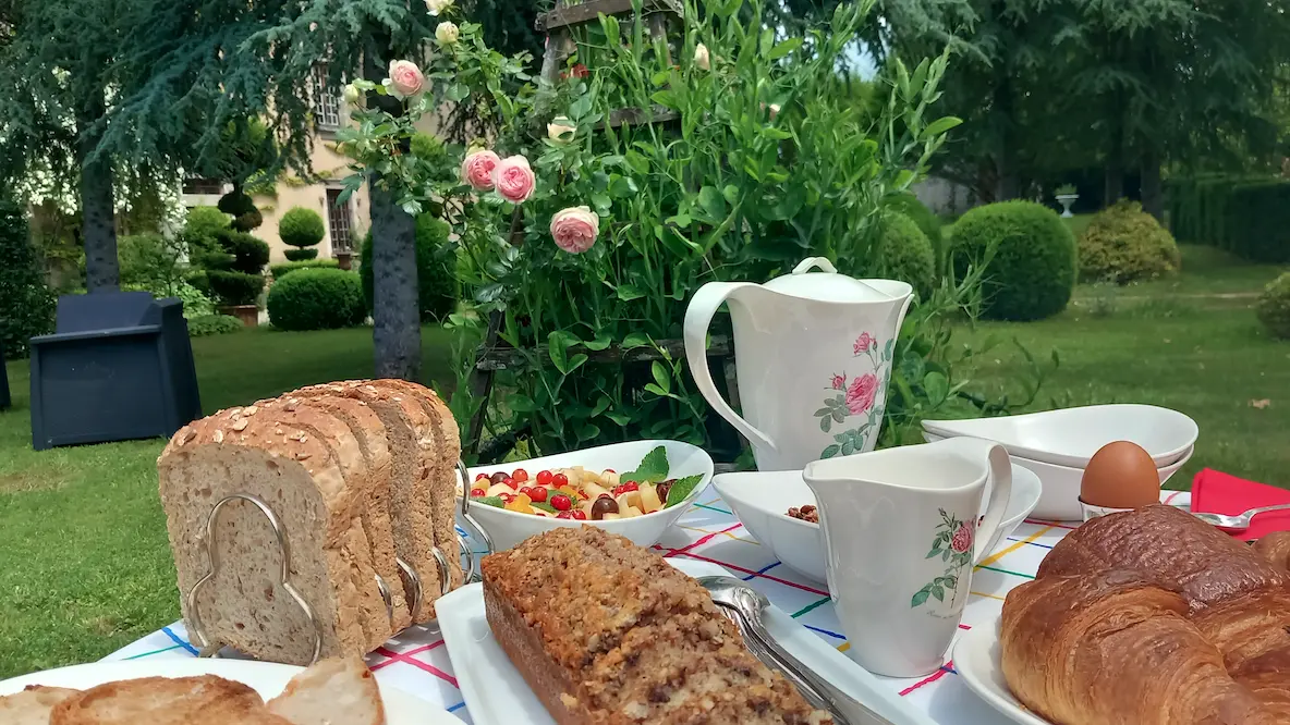 Petit déjeuner dans le parc du château