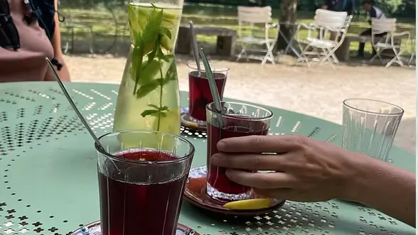 Le café face à la rivière
