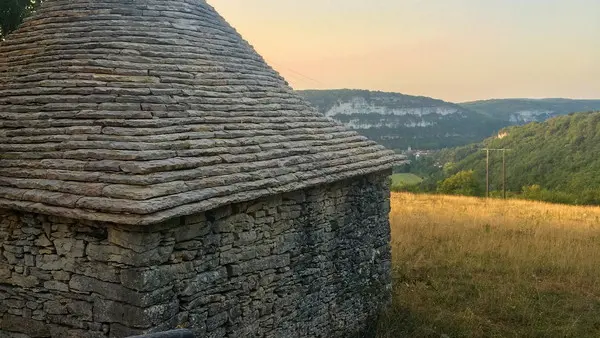 Cazelle et murets en pierre sur le causse de Marcilhac sur Cele