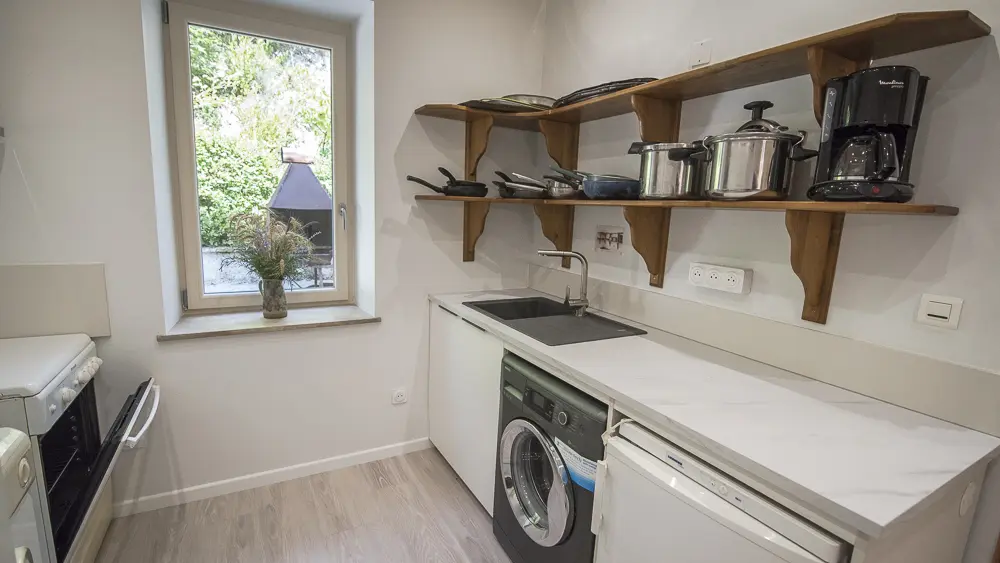 Cellier ou arrière cuisine avec 2 grands réfrigérateurs pros, un deuxième pôle cuisson, un point eau et une grande étagère de stockage