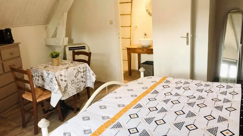 ChHotesOChampsDeLHeure-Curemonte_chambre
