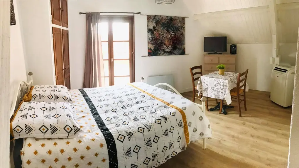 ChHotesOChampsDeLHeure-Curemonte_chambre2
