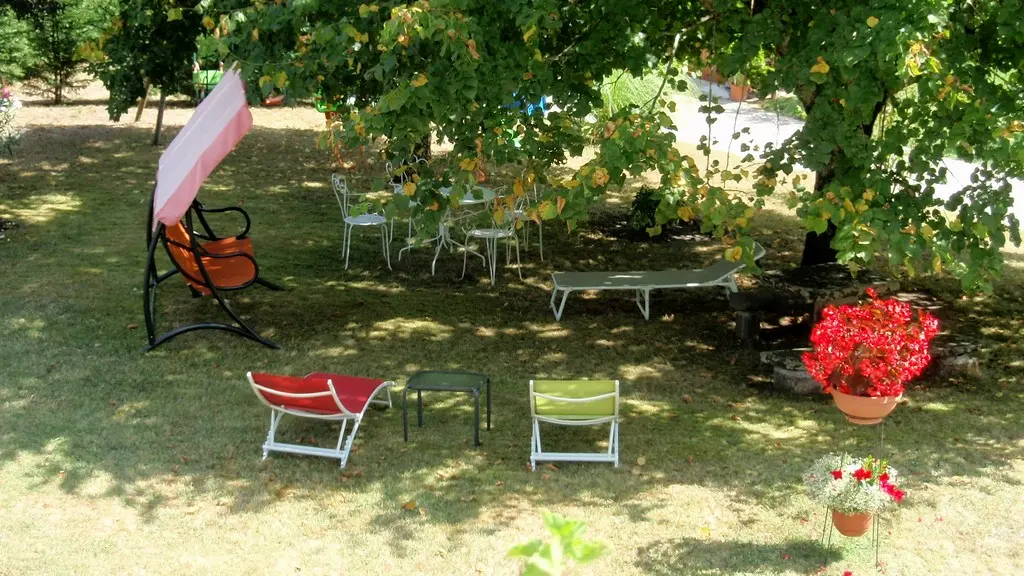 ChHotesLeBacquet-StJulienMaumont_salonDeJardin