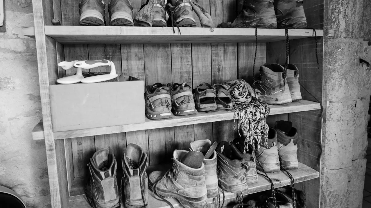 Chaussures au placard - Gîte d'étape Poudally à Lalbenque_02 © Lot Tourisme - C. ORY