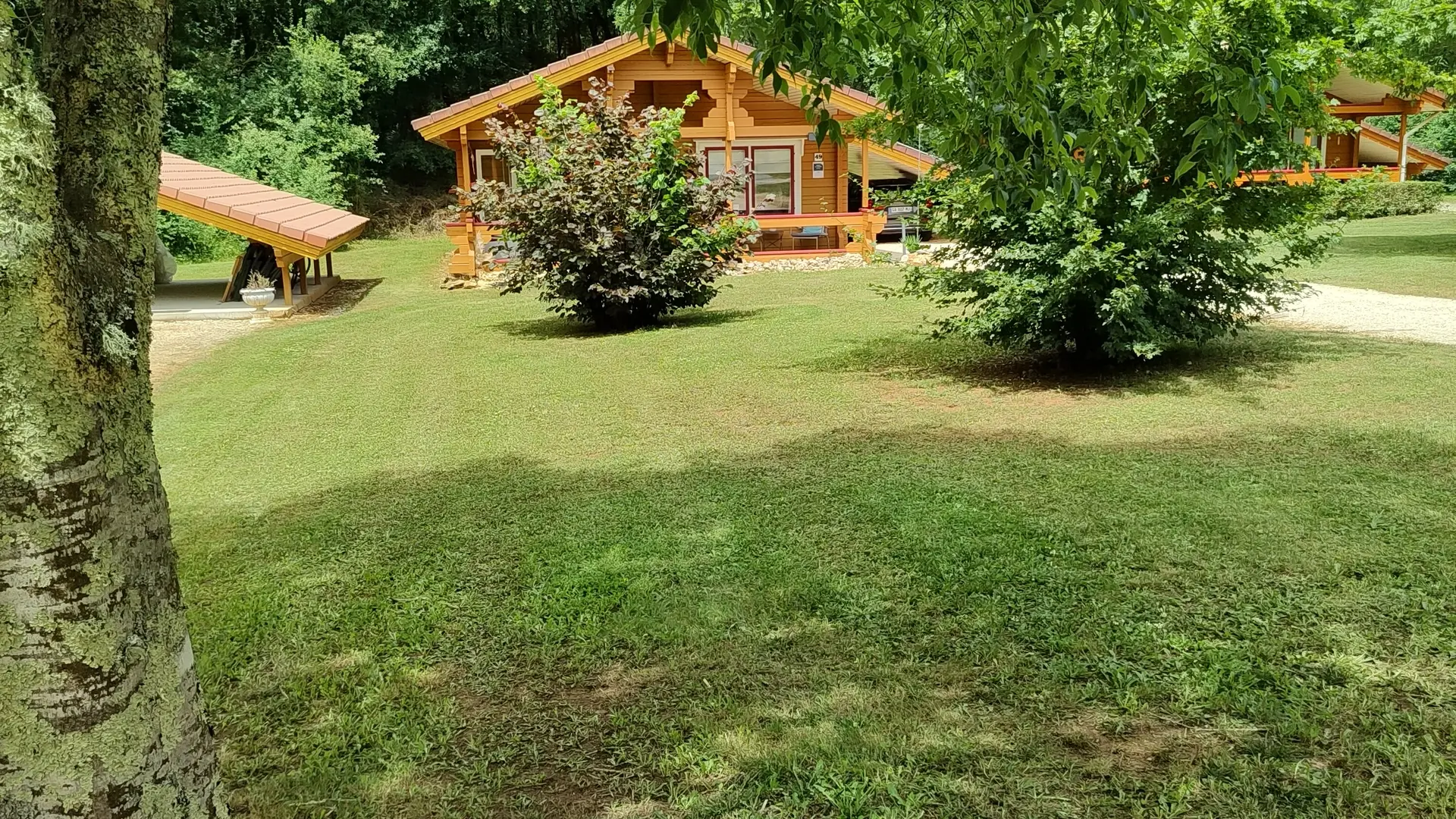 Chalet avec son allée et le jardin privatif