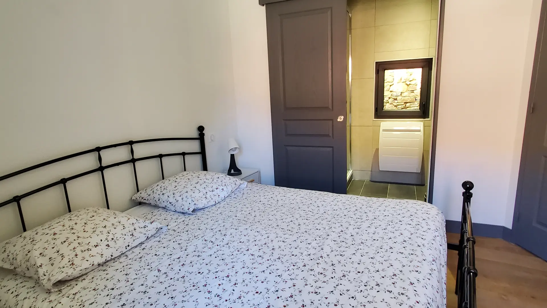 Chambre 1 avec salle de douche