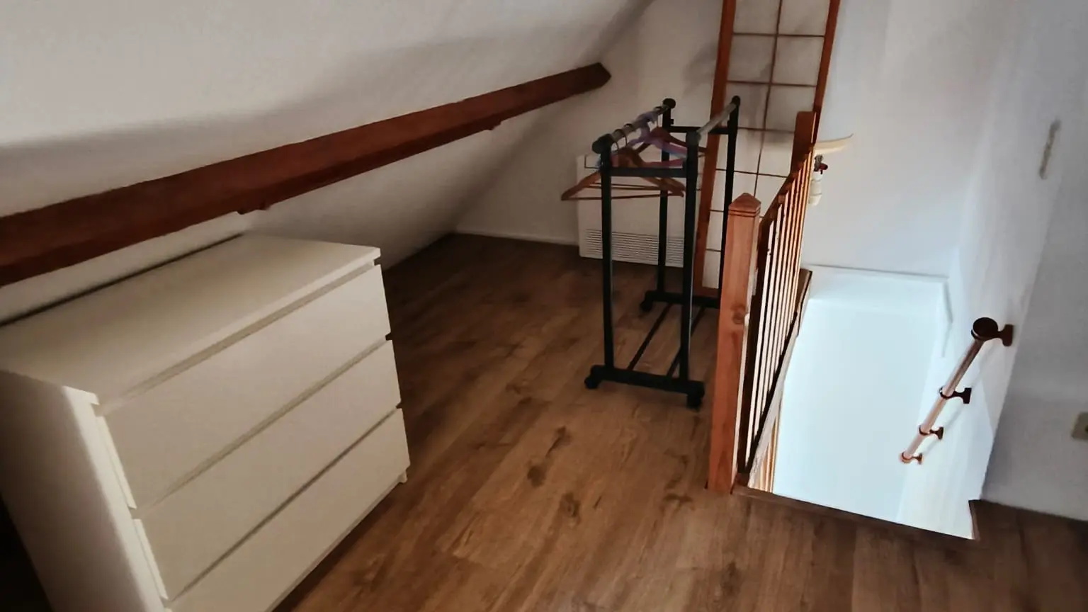 Chambre 1er étage : armoire + air conditionné au 1er étage