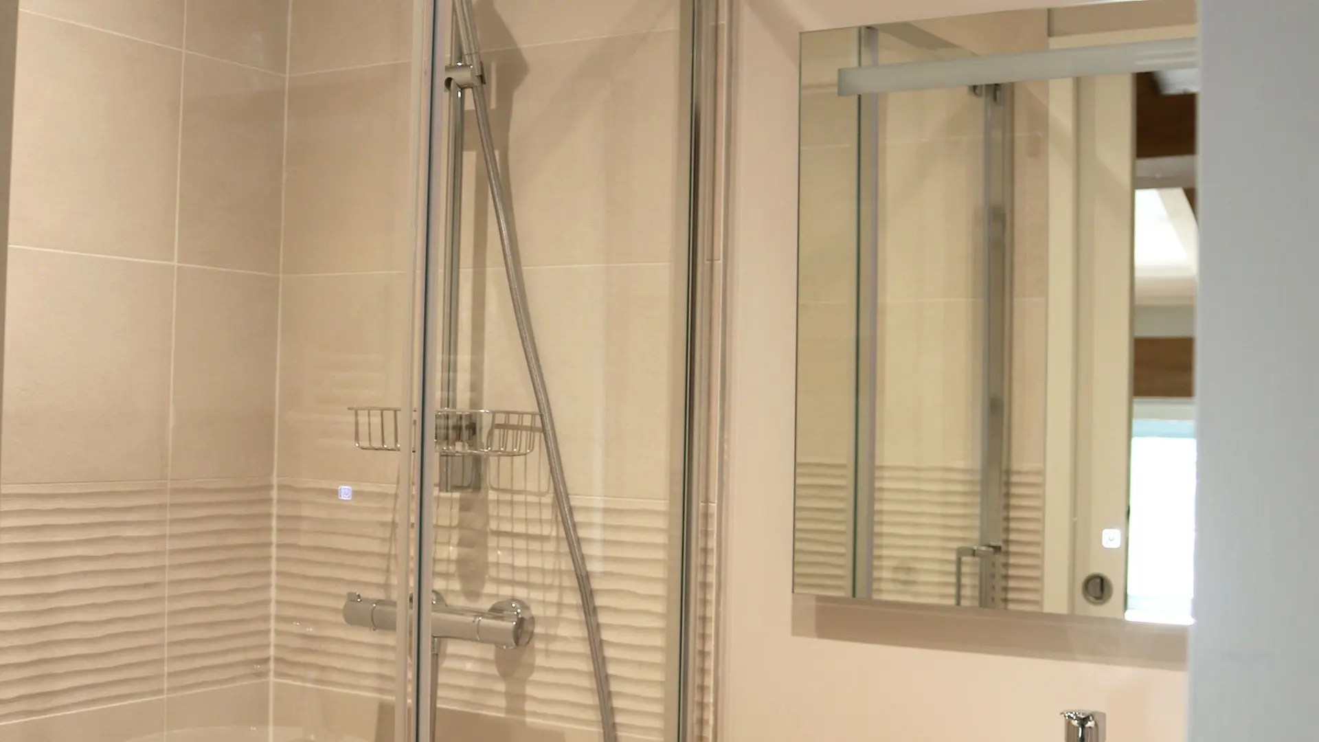Salle de douche chambre 4 (toutes les salles de douche sont identiques)