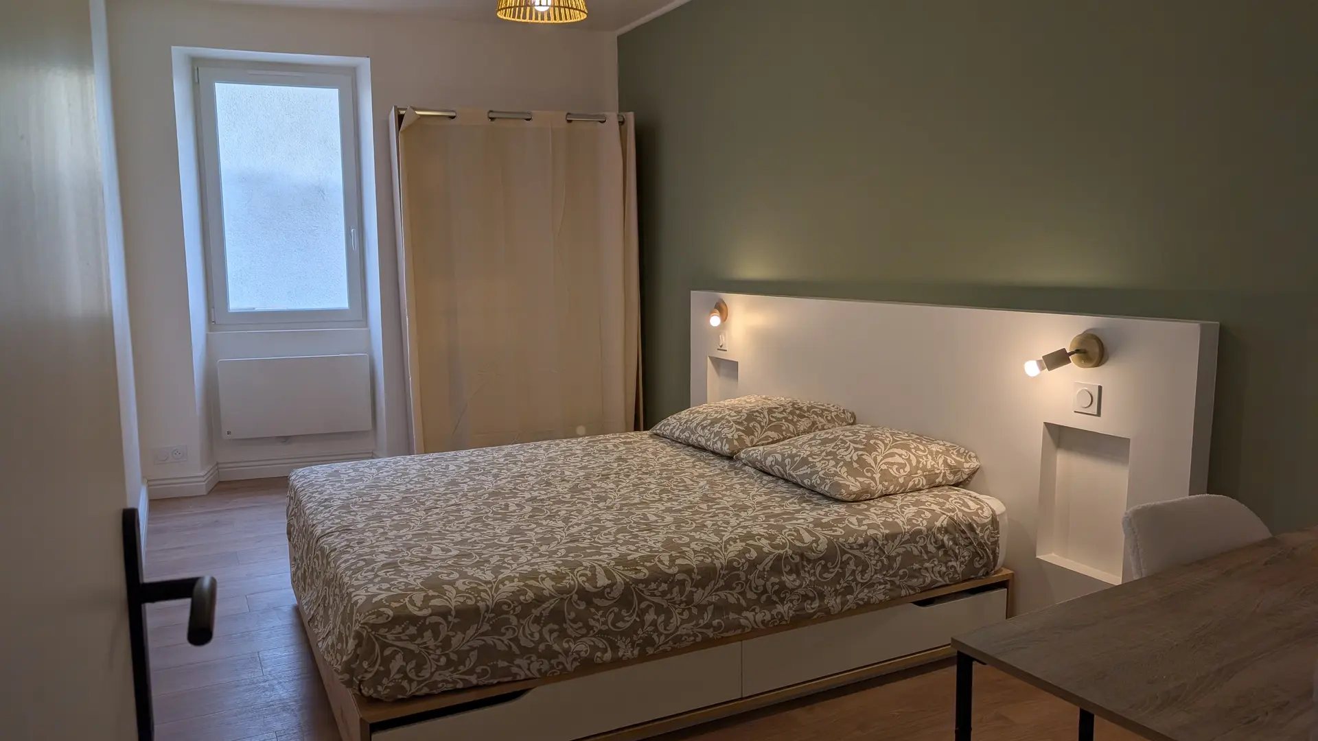 Chambre et son coin bureau