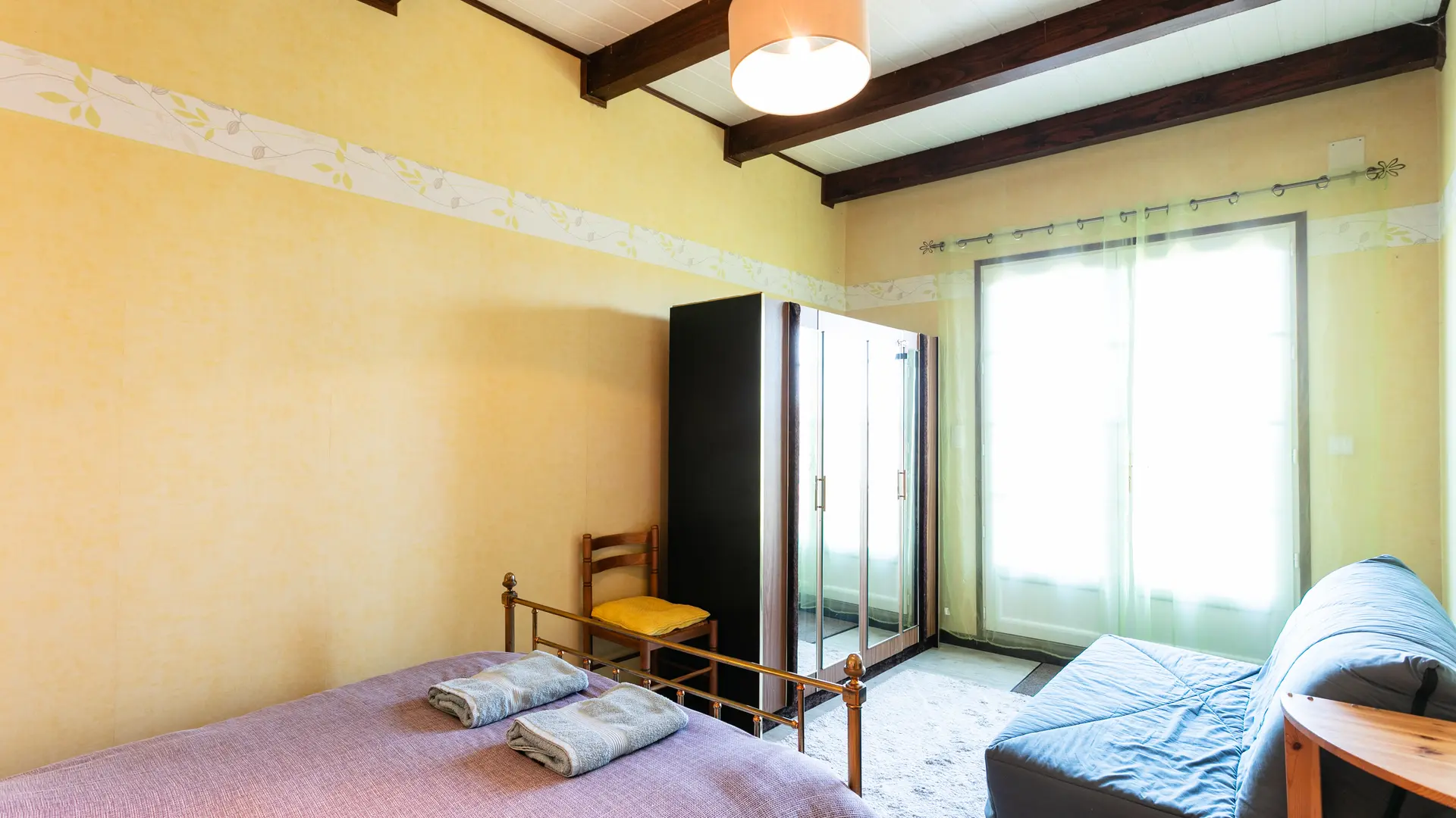 Chambre lit double RDC accès terrasse et jardin