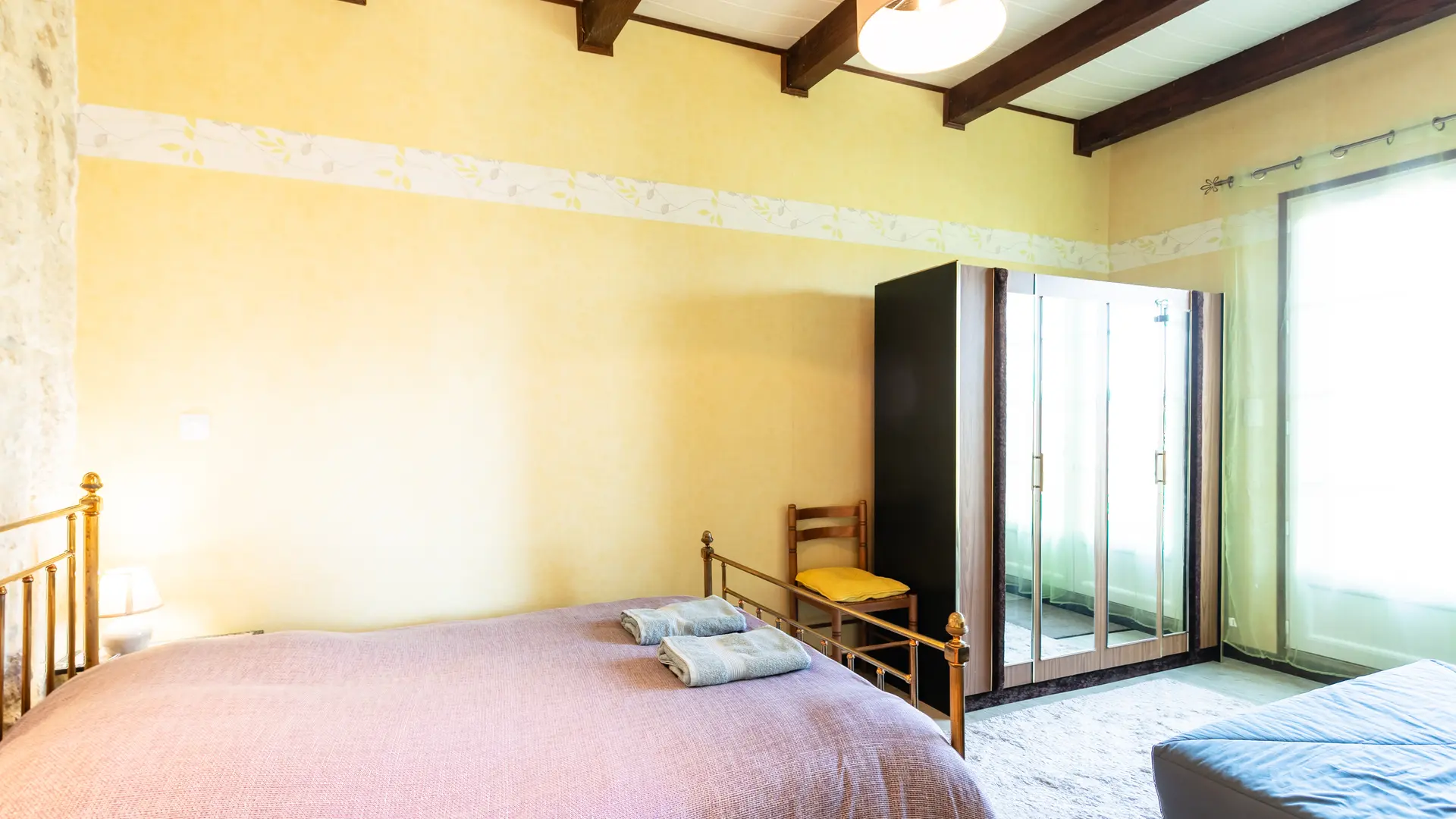 Chambre lit double RDC accès terrasse et jardin