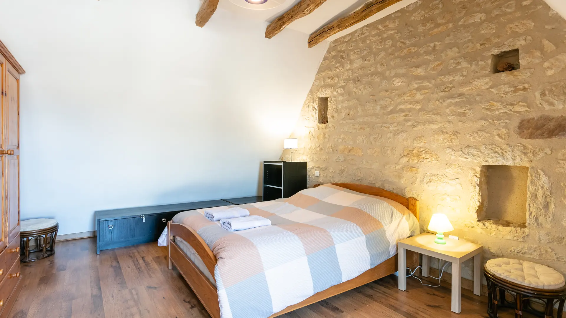 Chambre lit double étage accès terrasse balcon