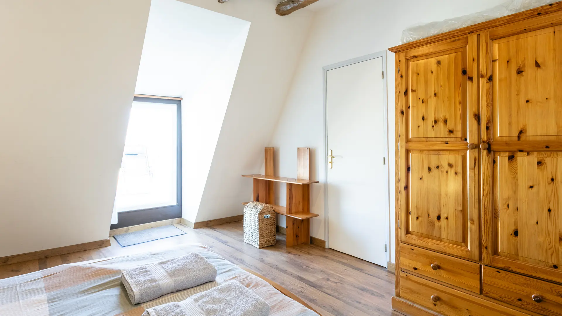 Chambre lit double étage accès terrasse balcon