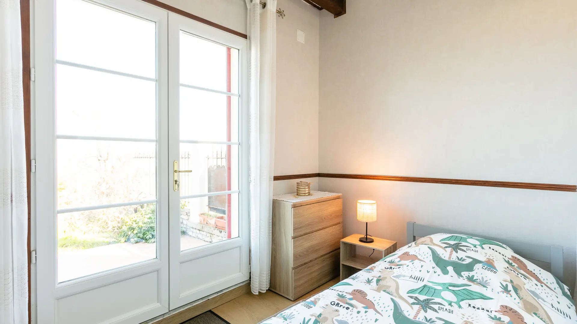 Chambre lit simple RDC accès jardin et terrasse