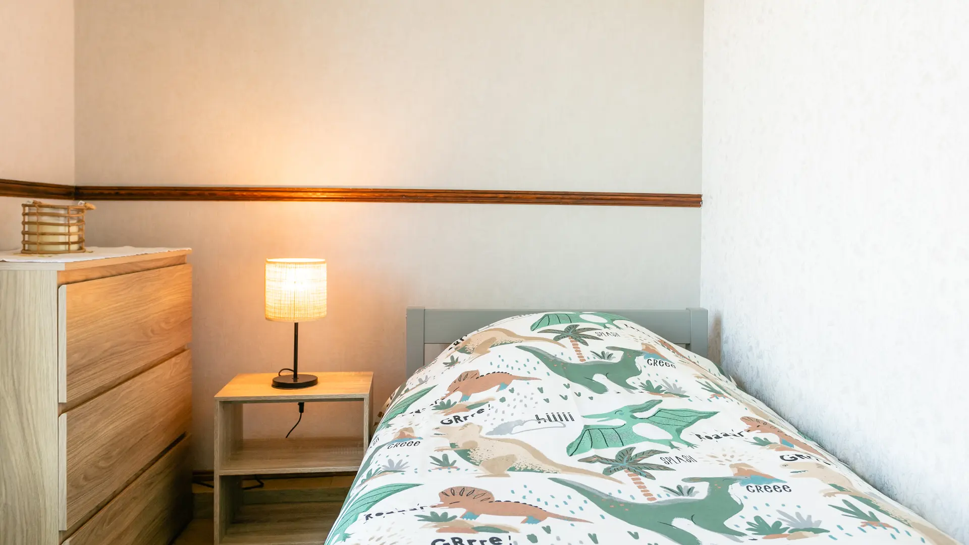 Chambre lit simple RDC accès jardin et terrasse