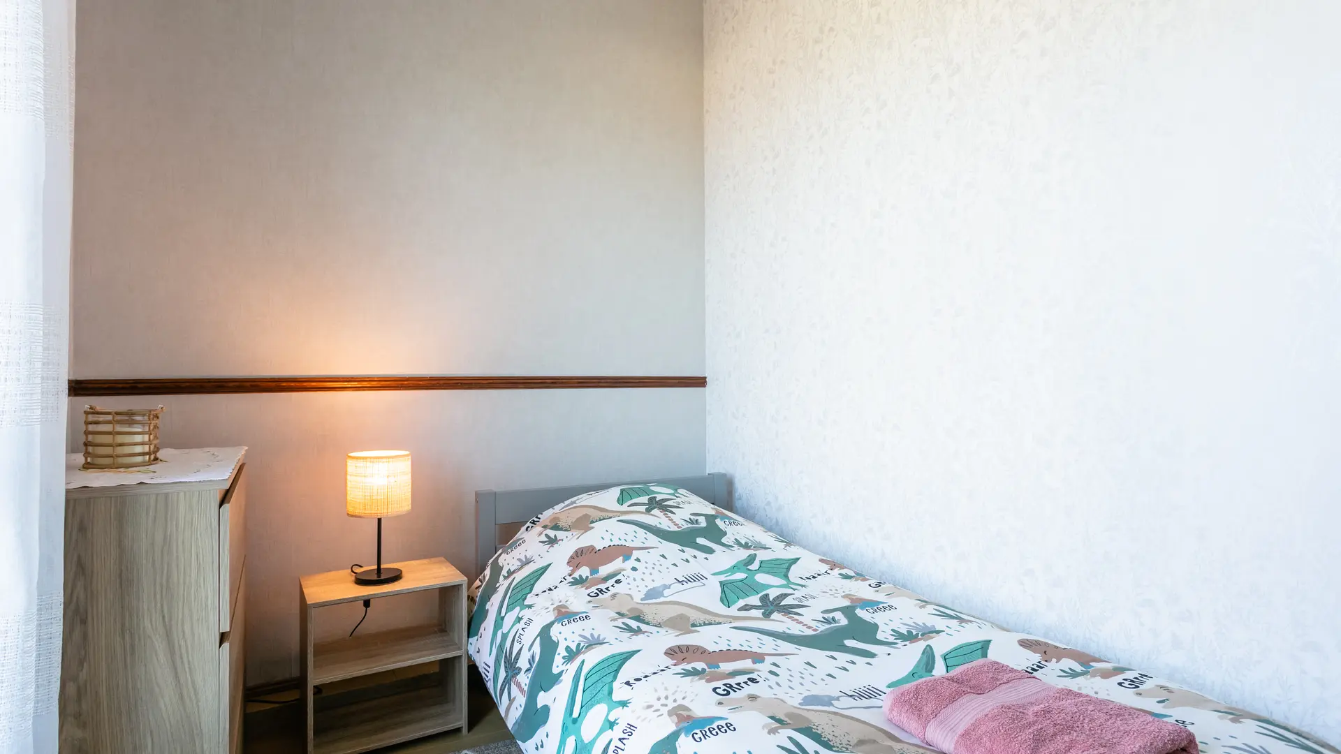 Chambre lit simple RDC accès jardin et terrasse