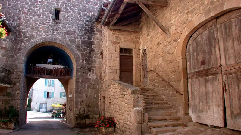 Sousceyrac : Portail Notre Dame