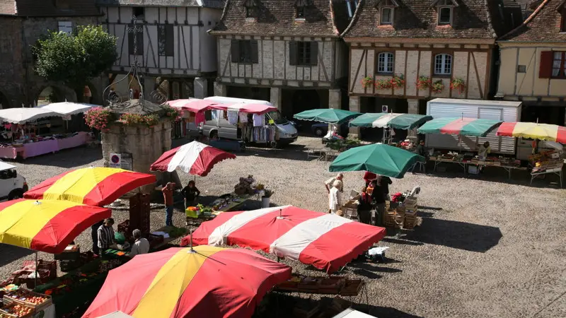 Bretenoux - Marché Place des Consuls