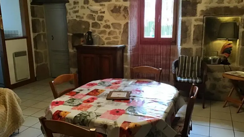 Combe-StPrivat-19G5349-salleAmanger