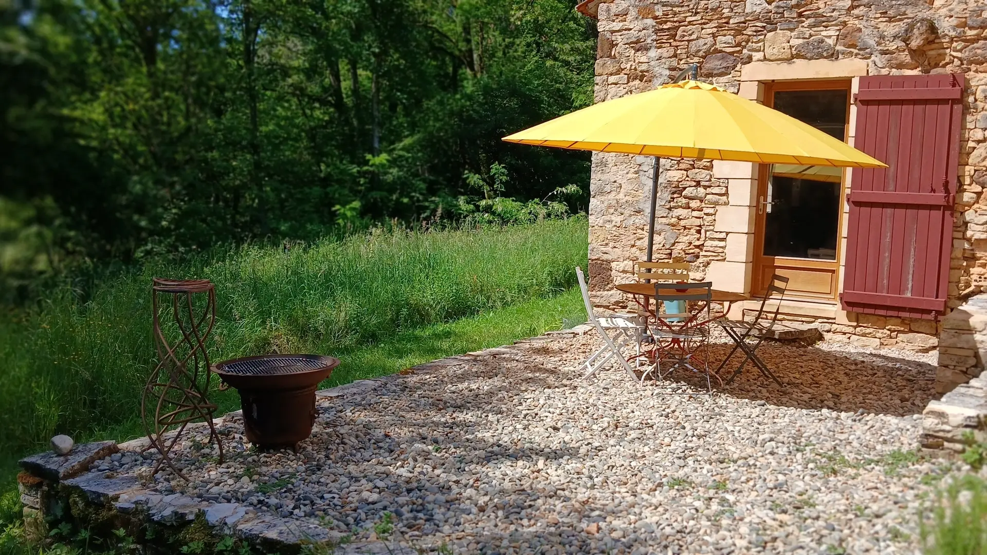 Coin repas, terrasse et barbecue