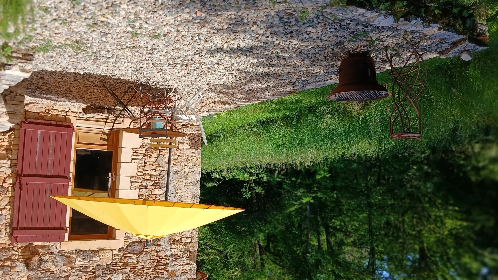 Coin repas, terrasse et  barbecue