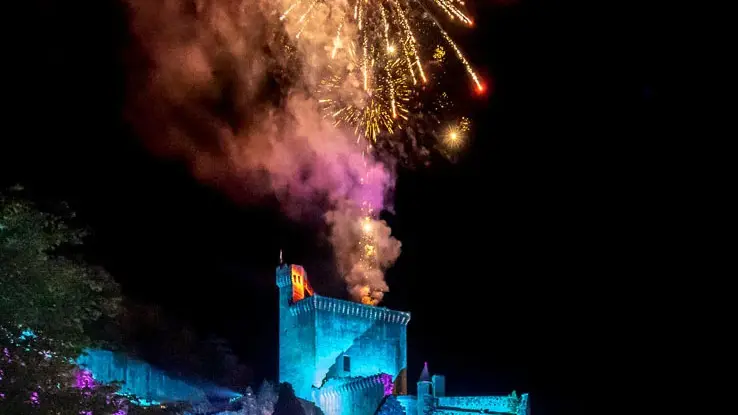 Copie de Soiree-magique-Chateau-Dordogne-feu-dartifice-FS6A0494-Chateau-de-Commarque-_DeclicDecolle