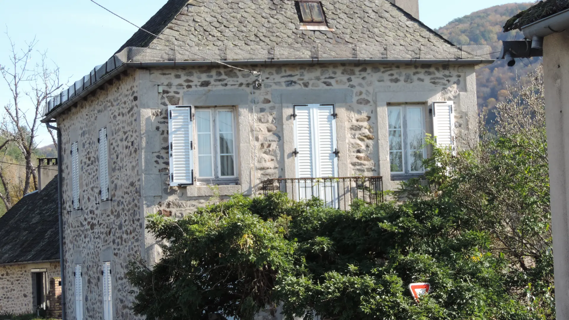 Coquette maison bordure de route